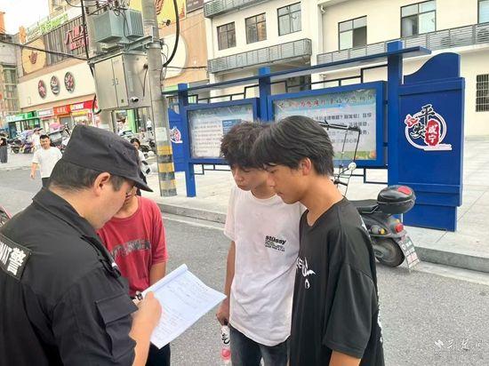 浙江股票配资平台 三名通城学生拾“机”不昧，民警到校点名表扬